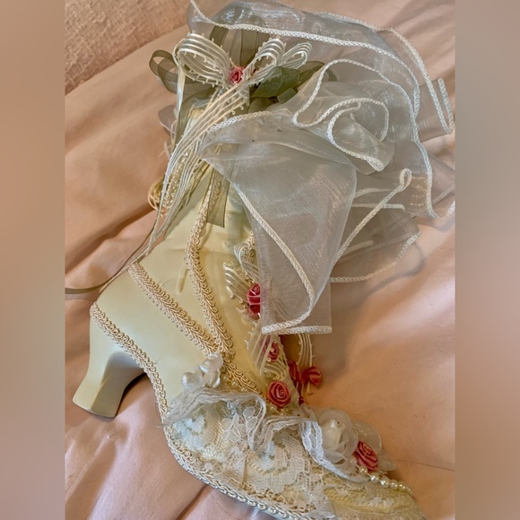 DARLING VICTORIAN BOOT DECOR PIECE. RIBBONS, LACE, PINK ROSES & FRINGE. SWEET💞 - Picture 9 of 10